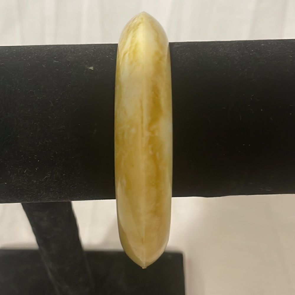 Large plastic bangle bracelet  - Picture 3 of 3